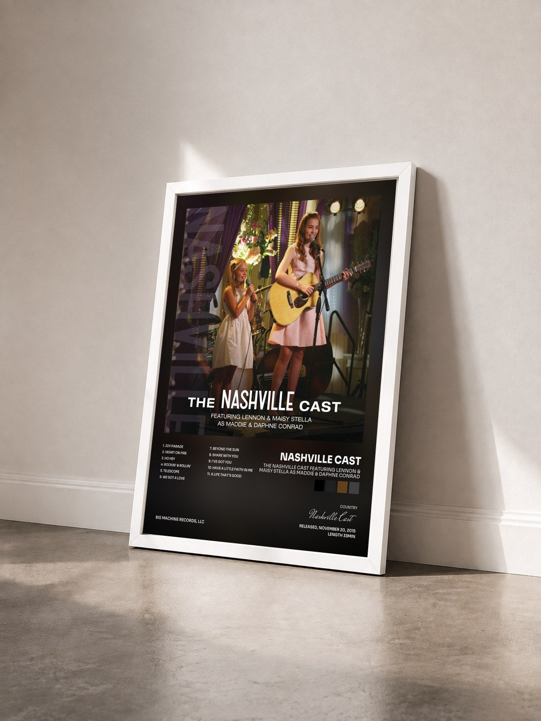 #blanc Tableau de l'album The Nashville Cast Featuring Lennon & Maisy Stella As Maddie & Daphne Conrad de Nashville Cast vu de trois quarts, cadre blanc