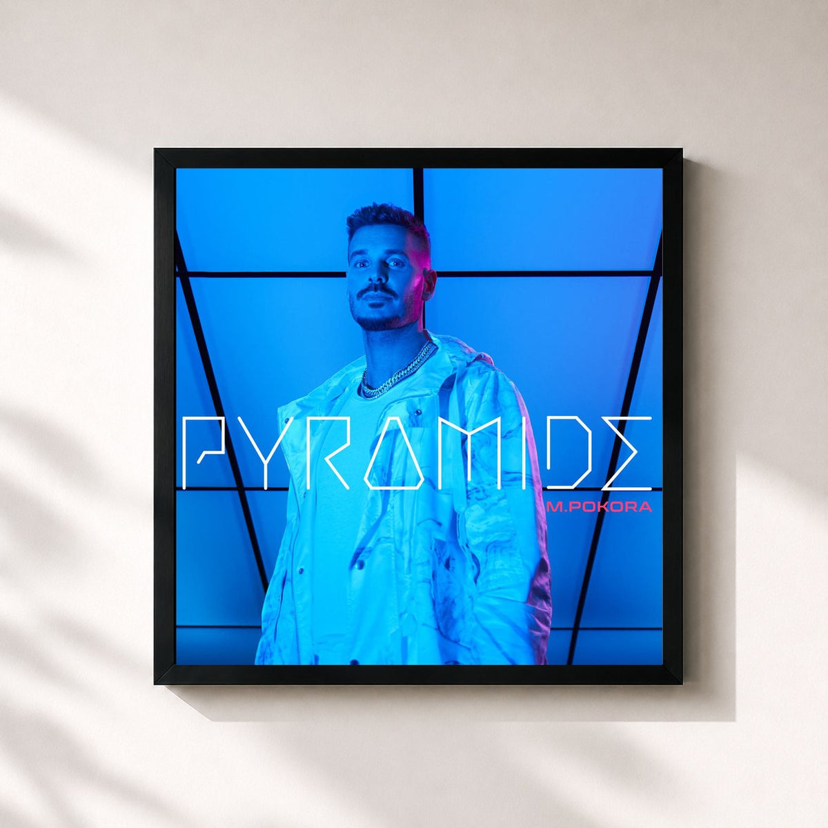 #noir PYRAMIDE (Version deluxe) di M. Pokora in stampa quadrata incorniciata, cornice nera 32x32 cm