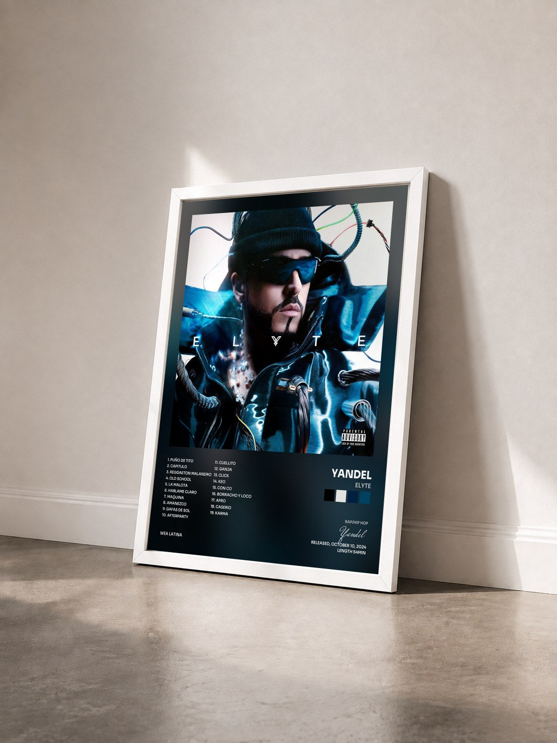 #blanc ELYTE von Yandel als gerahmter Kunstdruck von schräg gesehen, weißer Rahmen