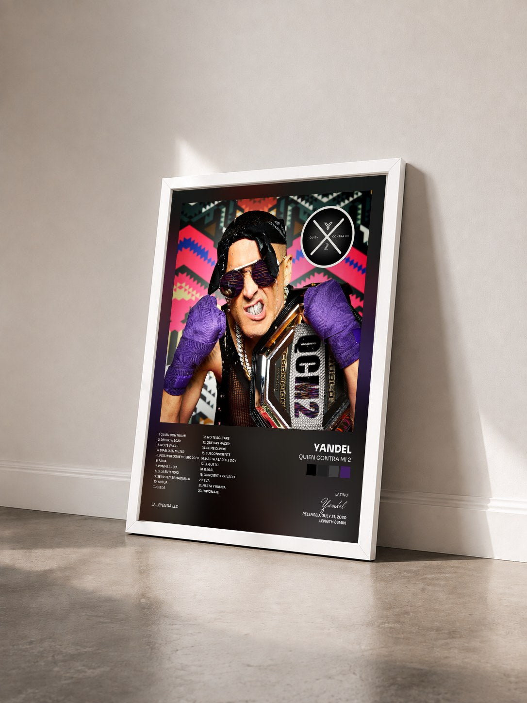 #blanc Quien Contra Mi 2 von Yandel als gerahmter Kunstdruck von schräg gesehen, weißer Rahmen