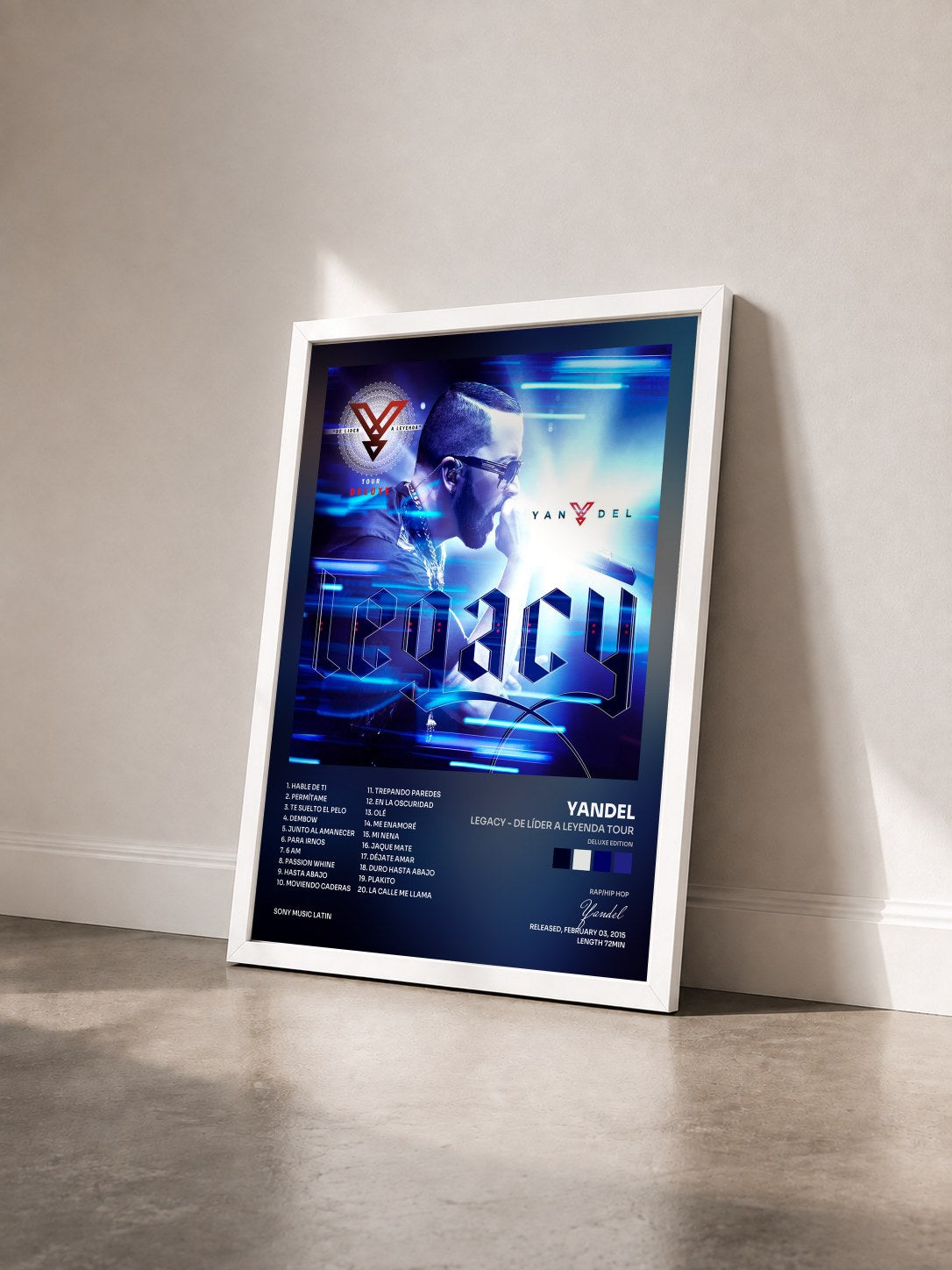 #blanc Legacy - De Líder a Leyenda Tour (Deluxe Edition) von Yandel als gerahmter Kunstdruck von schräg gesehen, weißer Rahmen