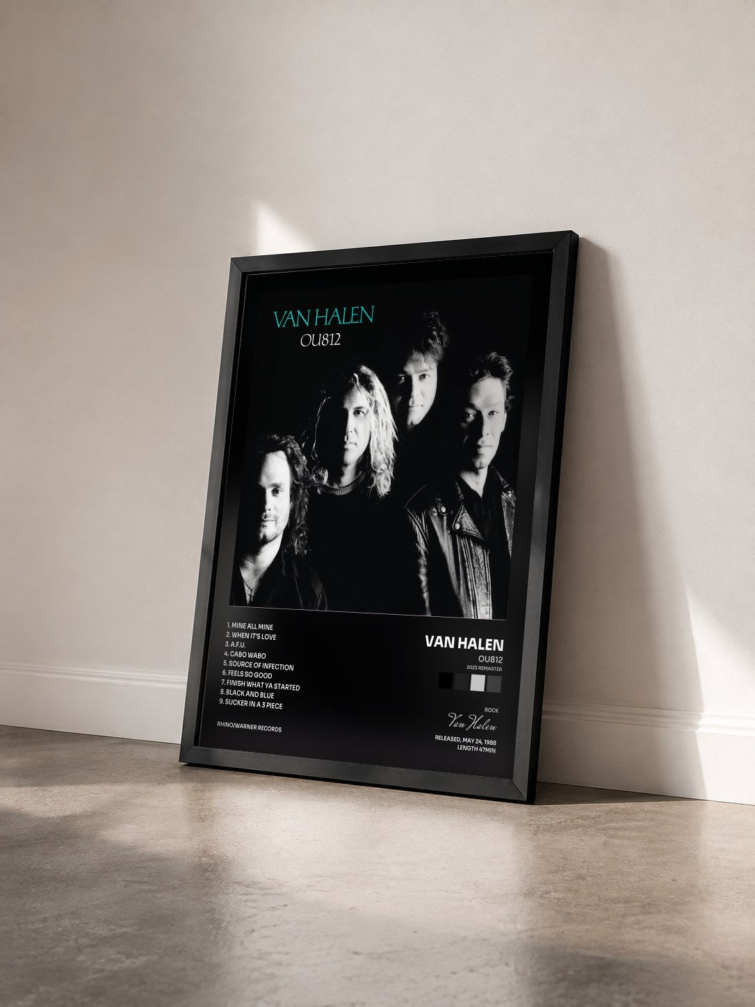 #noir Tableau de l'album OU812 (2023 Remaster) de Van Halen vu de trois quarts, cadre noir