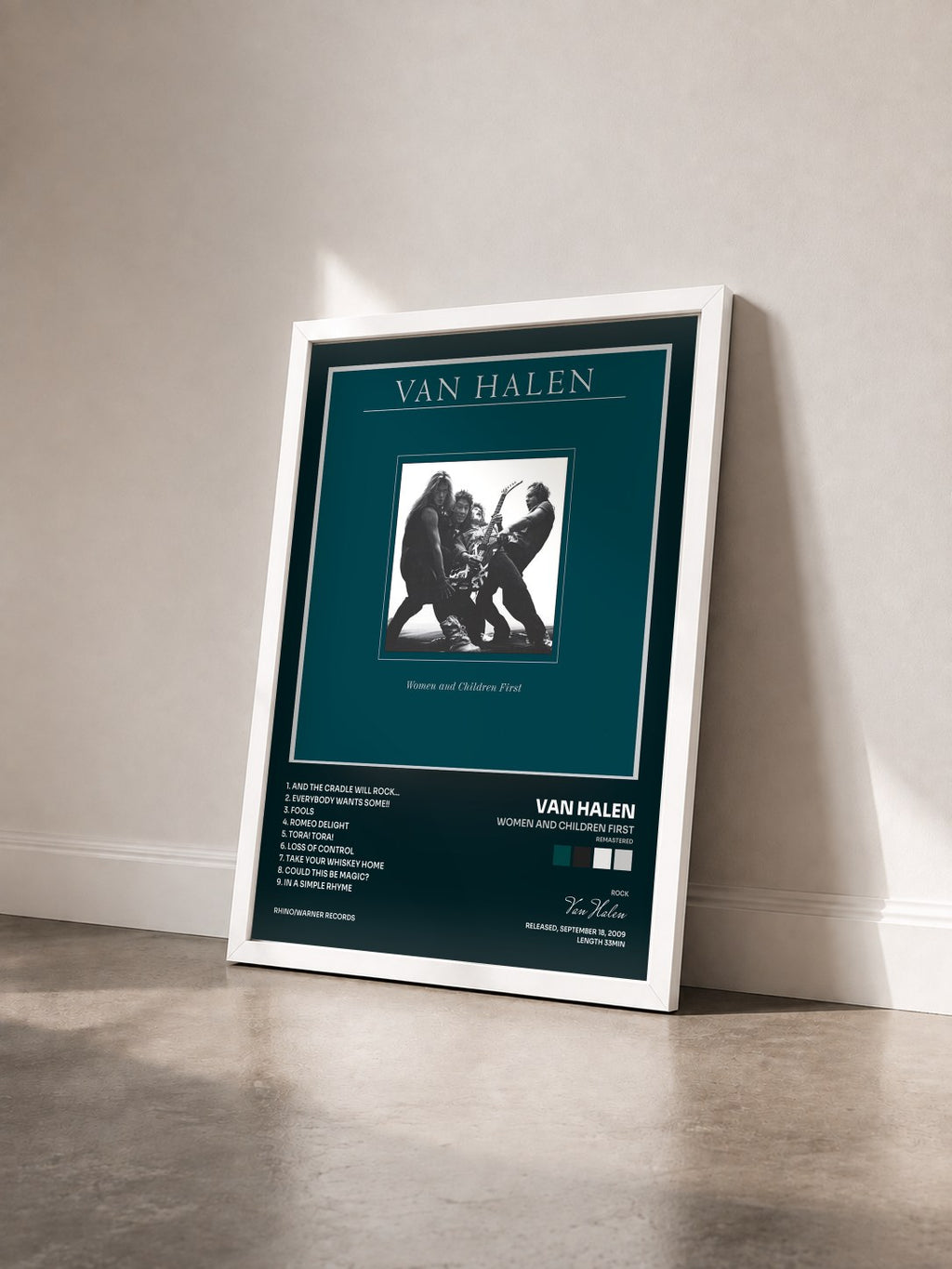 #blanc Women and Children First (Remastered) von Van Halen als gerahmter Kunstdruck von schräg gesehen, weißer Rahmen