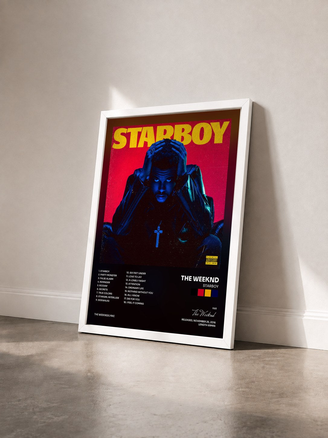 #blanc Starboy di The Weeknd in stampa incorniciata vista di tre quarti, cornice bianca