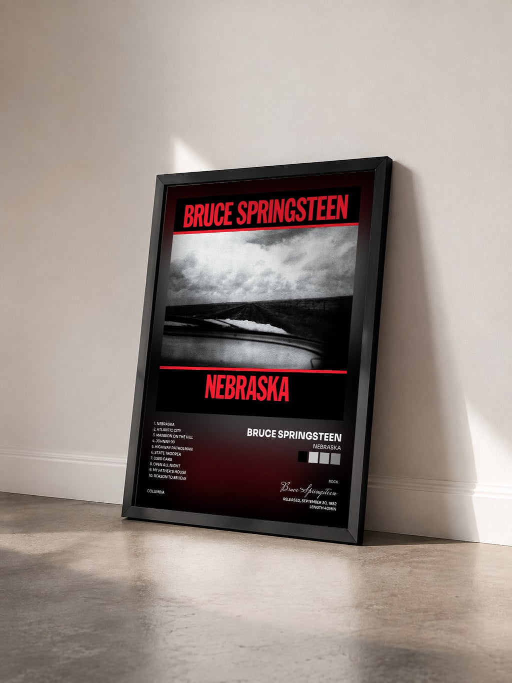 #noir Nebraska von Bruce Springsteen als gerahmter Kunstdruck von schräg gesehen, schwarzer Rahmen