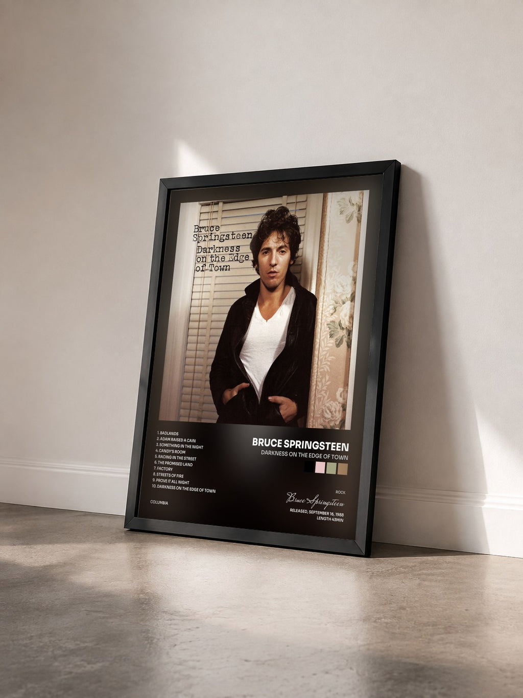 #noir Darkness On the Edge of Town von Bruce Springsteen als gerahmter Kunstdruck von schräg gesehen, schwarzer Rahmen
