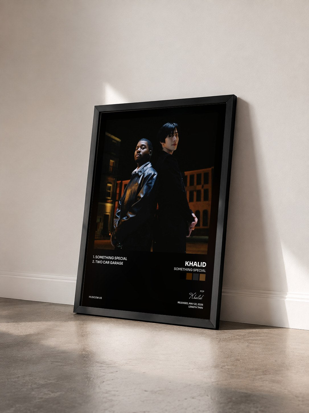 #noir Tableau de l'album Something Special de Khalid vu de trois quarts, cadre noir