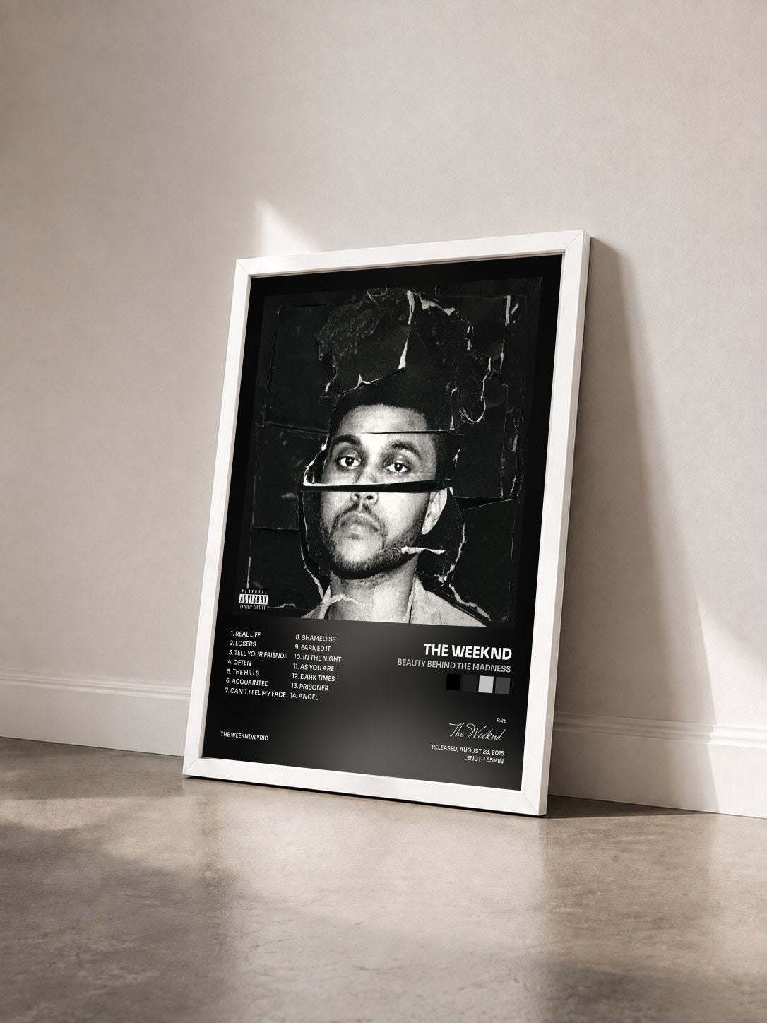 #blanc Beauty Behind The Madness di The Weeknd in stampa incorniciata vista di tre quarti, cornice bianca