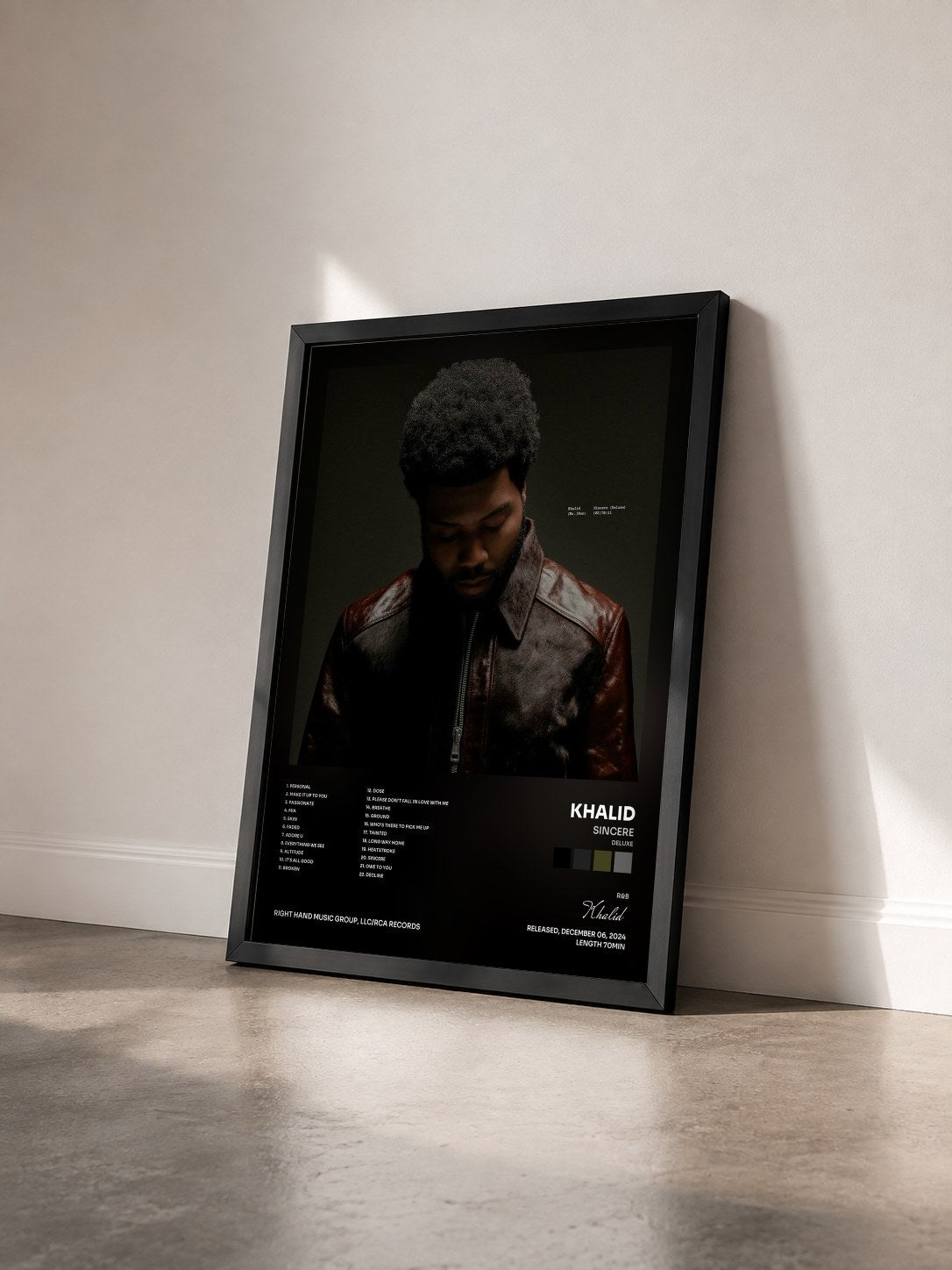 #noir Tableau de l'album Sincere (Deluxe) de Khalid vu de trois quarts, cadre noir
