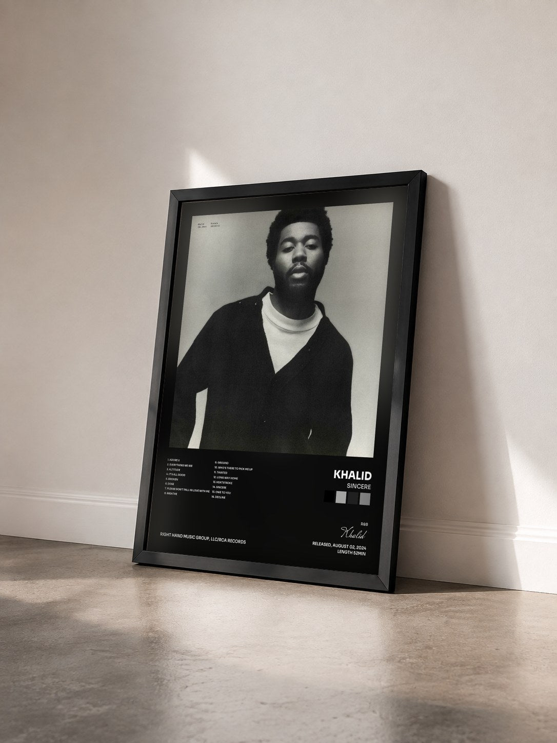 #noir Tableau de l'album Sincere de Khalid vu de trois quarts, cadre noir