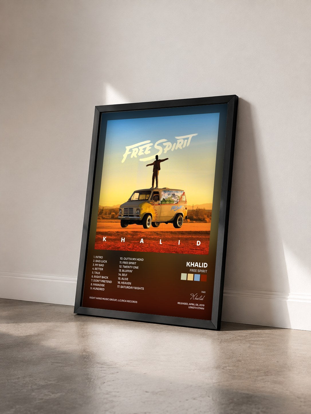 #noir Tableau de l'album Free Spirit de Khalid vu de trois quarts, cadre noir