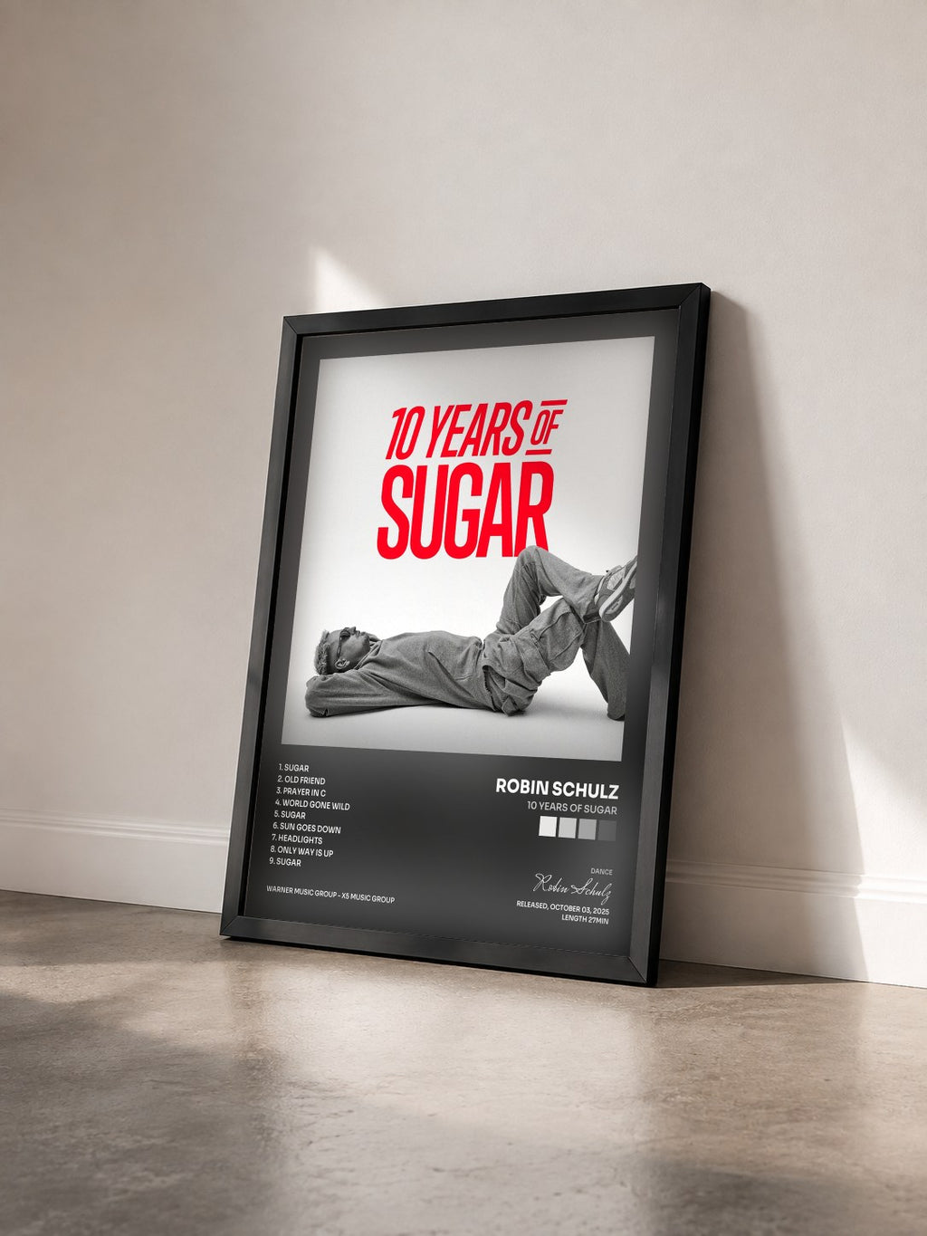 #noir 10 Years of Sugar von Robin Schulz als gerahmter Kunstdruck von schräg gesehen, schwarzer Rahmen