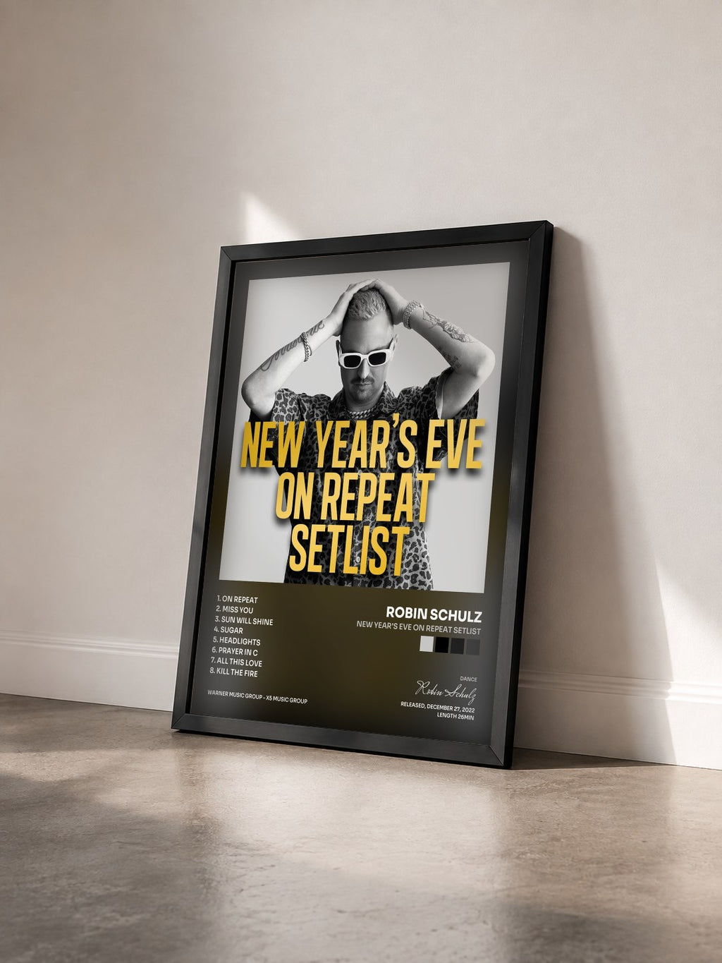 #noir New Year's Eve on Repeat Setlist von Robin Schulz als gerahmter Kunstdruck von schräg gesehen, schwarzer Rahmen