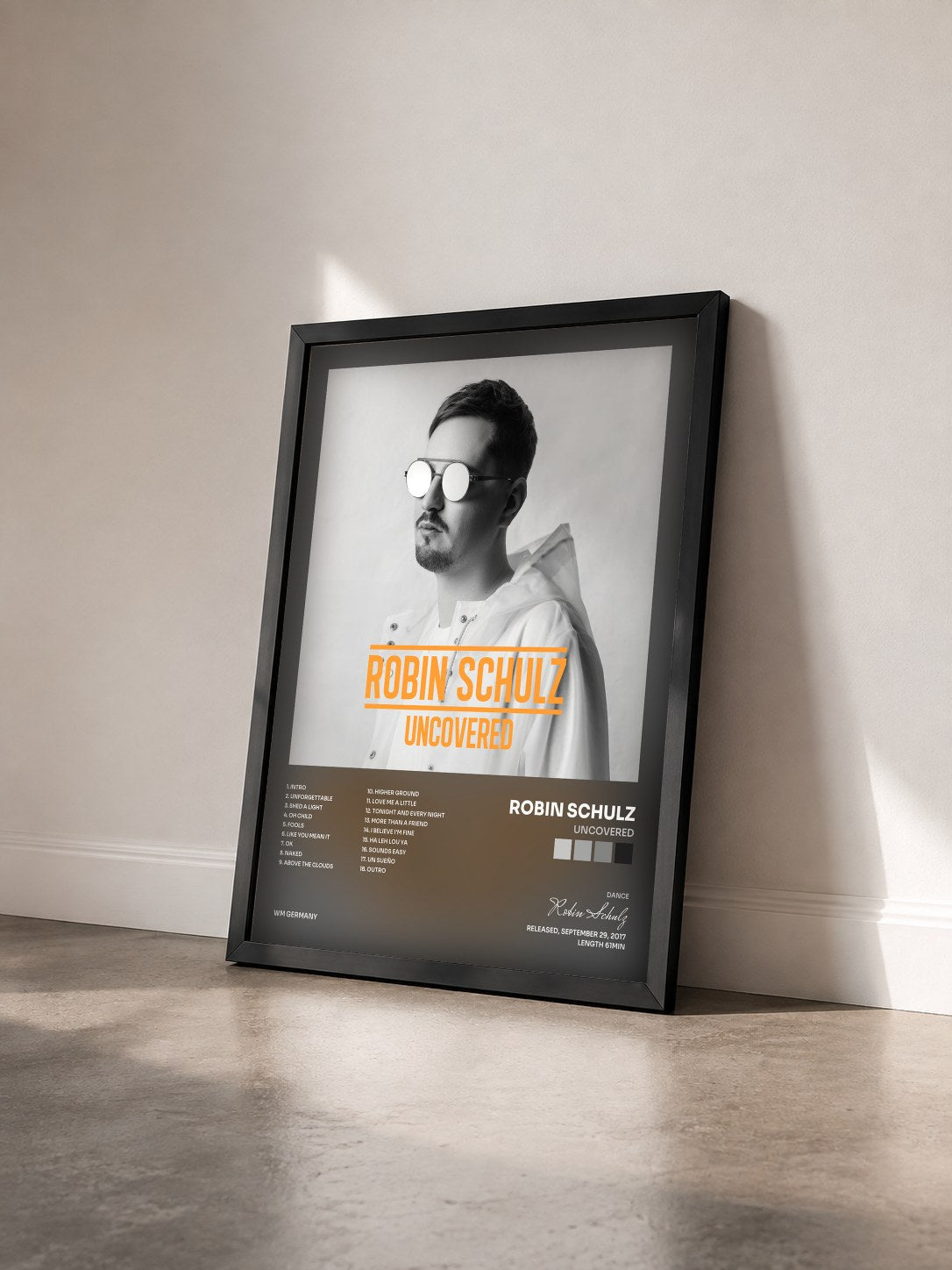 #noir Tableau de l'album Uncovered de Robin Schulz vu de trois quarts, cadre noir