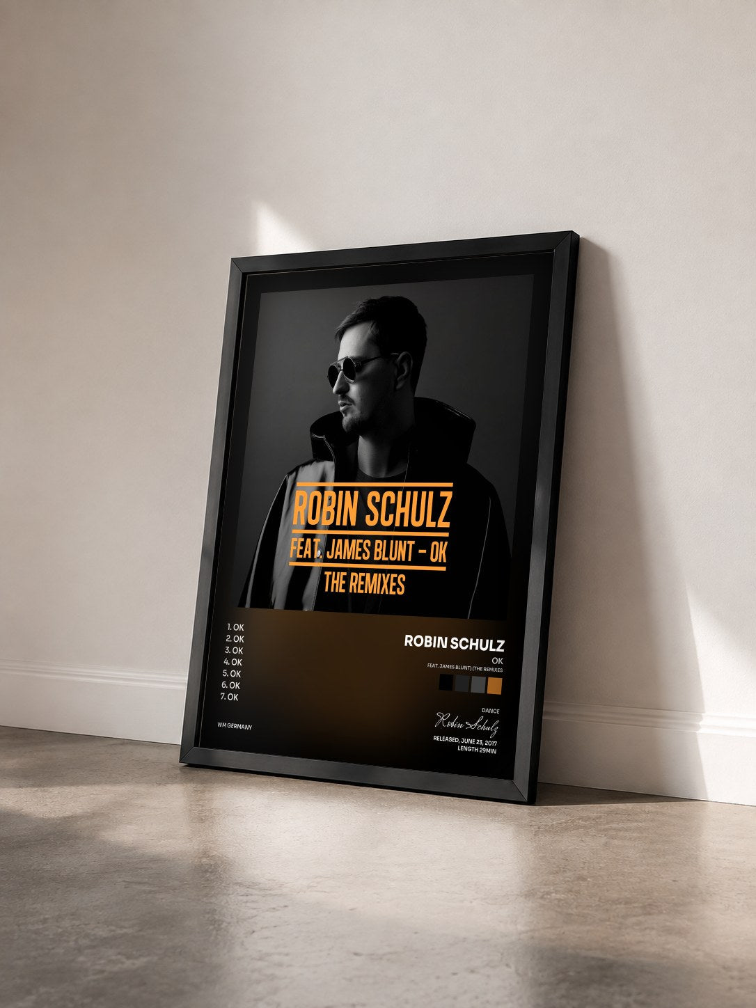 #noir Tableau de l'album OK (feat. James Blunt) (The Remixes) de Robin Schulz vu de trois quarts, cadre noir