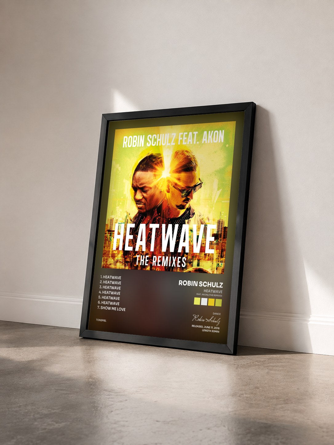 #noir Tableau de l'album Heatwave (feat. Akon) (The Remixes) de Robin Schulz vu de trois quarts, cadre noir