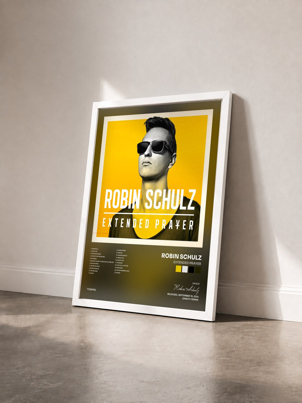 #blanc Extended Prayer von Robin Schulz als gerahmter Kunstdruck von schräg gesehen, weißer Rahmen