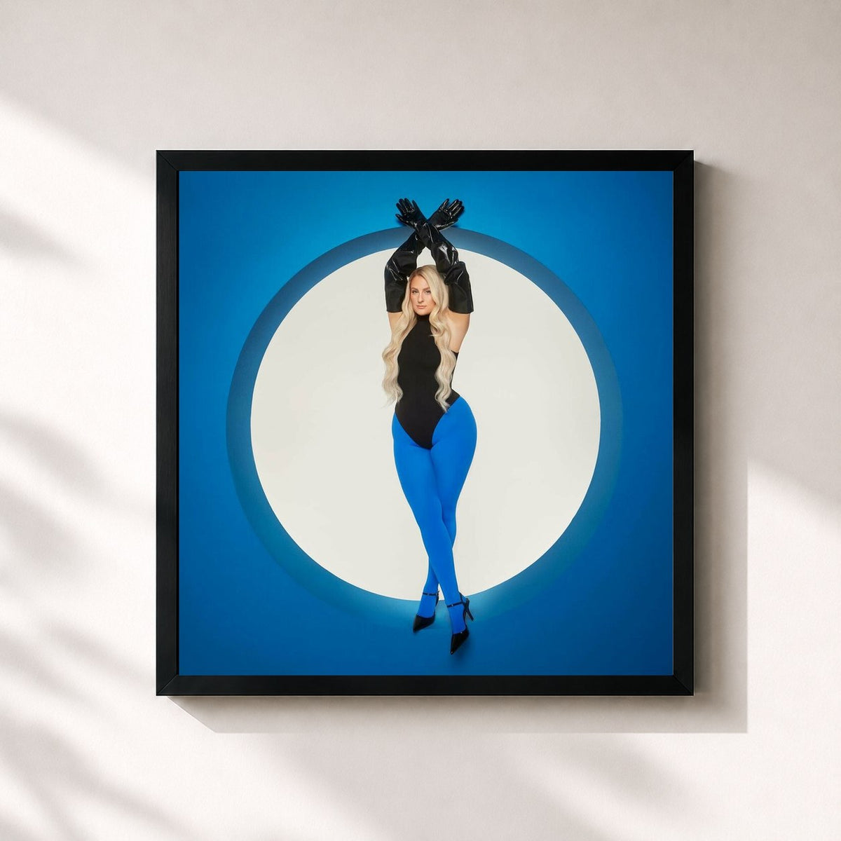#noir Timeless de Meghan Trainor en lámina cuadrada enmarcada, marco negro de 32x32 cm