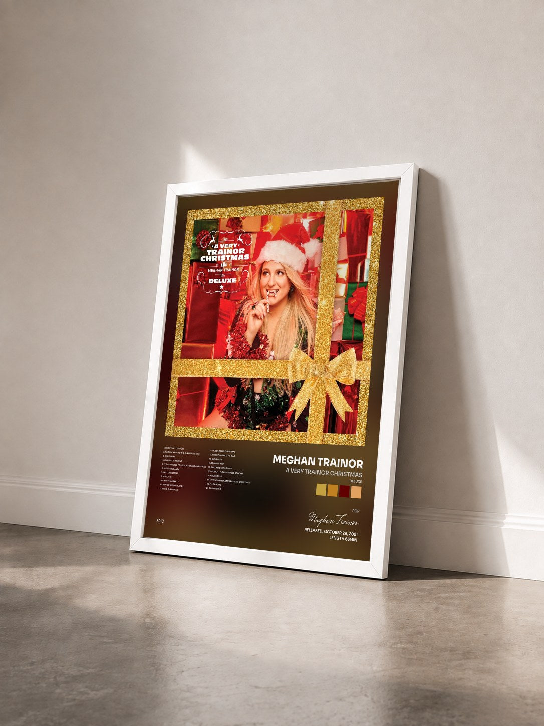 #blanc A Very Trainor Christmas (Deluxe) de Meghan Trainor en lámina enmarcada vista de tres cuartos, marco blanco