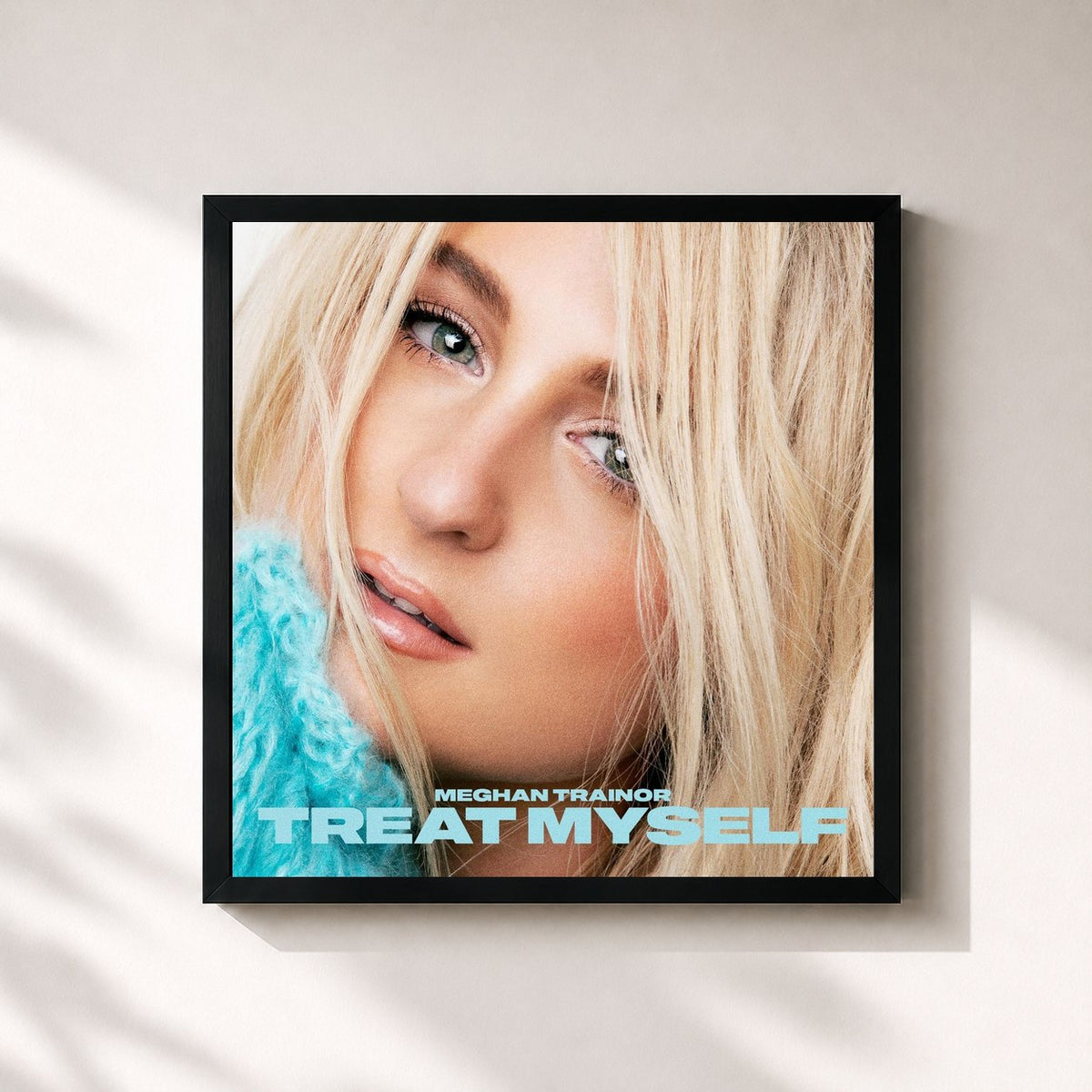 #noir TREAT MYSELF de Meghan Trainor en lámina cuadrada enmarcada, marco negro de 32x32 cm
