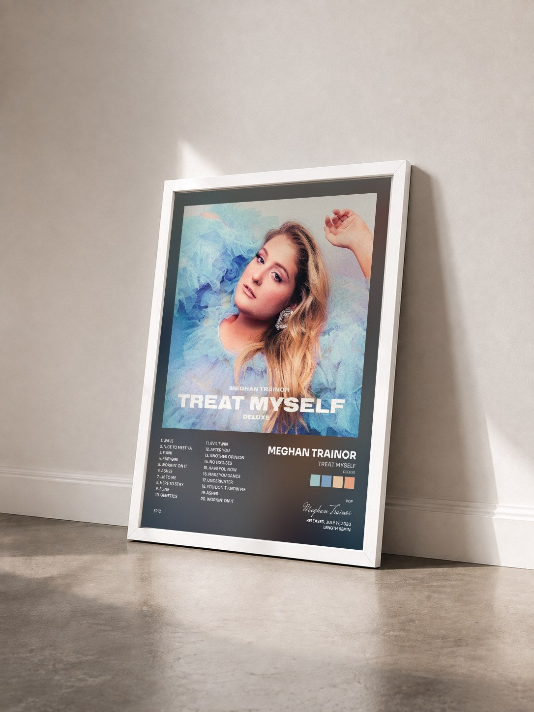 #blanc TREAT MYSELF (DELUXE) de Meghan Trainor en lámina enmarcada vista de tres cuartos, marco blanco