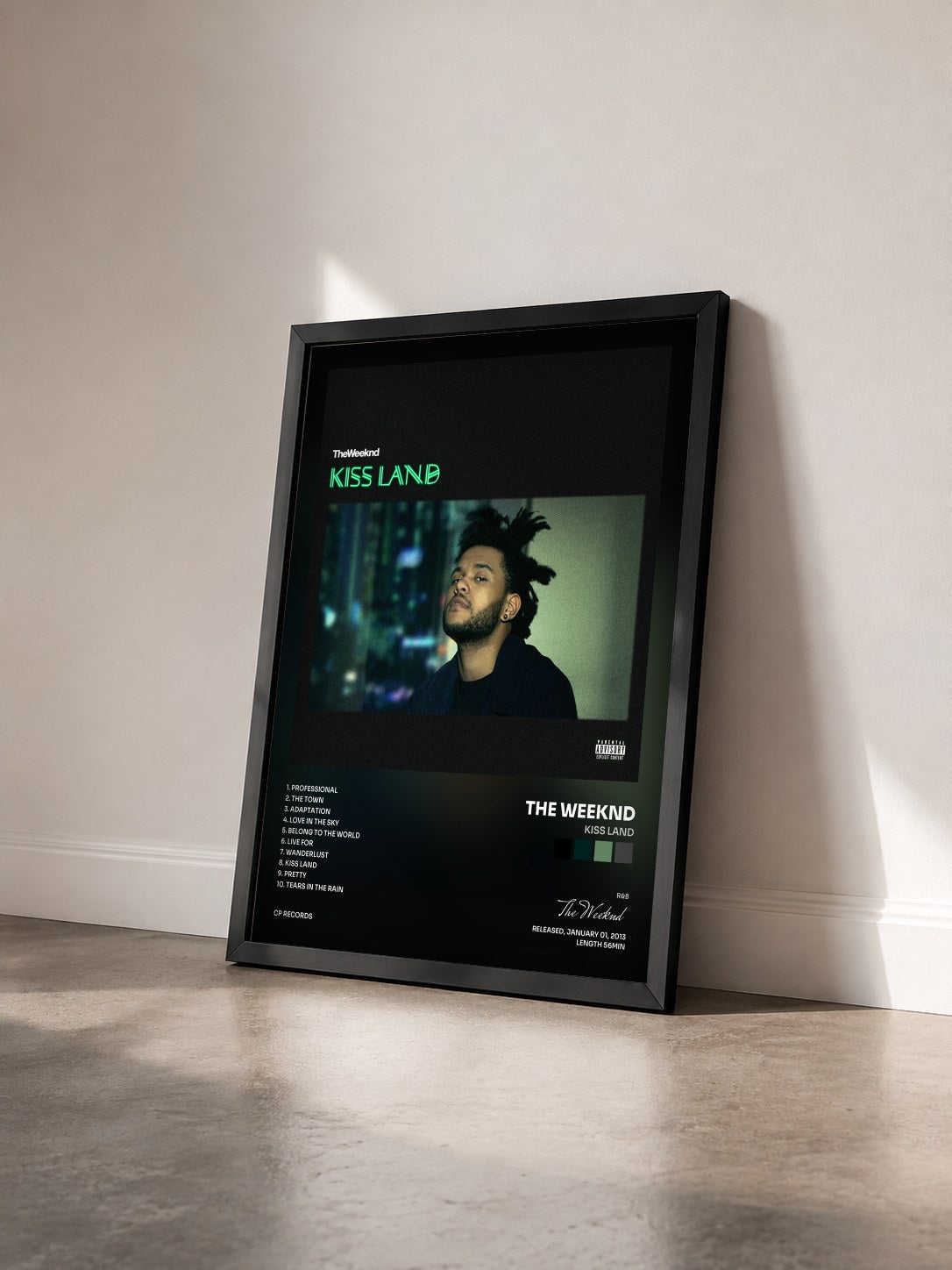 #noir Tableau de l'album Kiss Land de The Weeknd vu de trois quarts, cadre noir