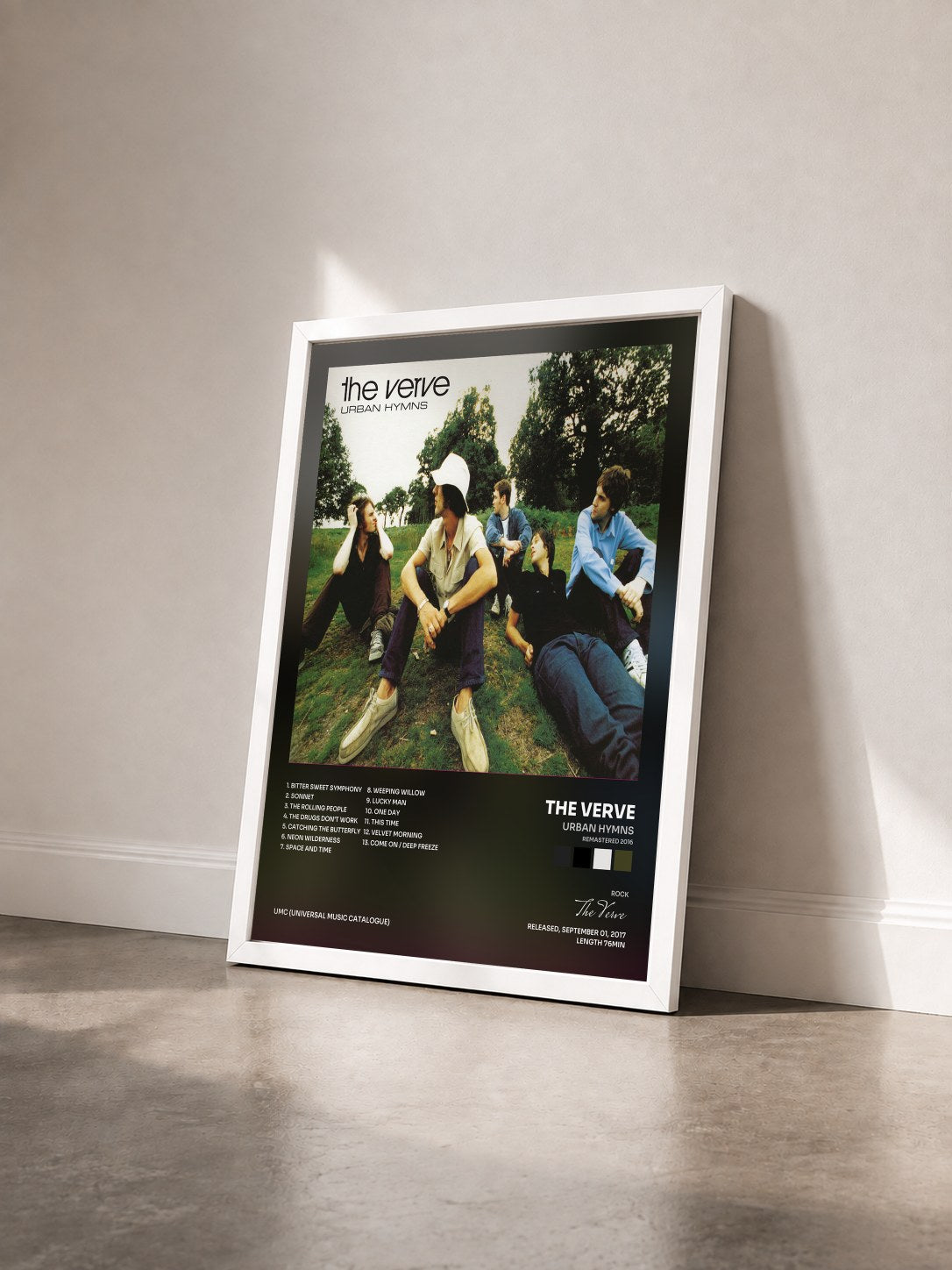 #blanc Urban Hymns (Remastered 2016) di The Verve in stampa incorniciata vista di tre quarti, cornice bianca