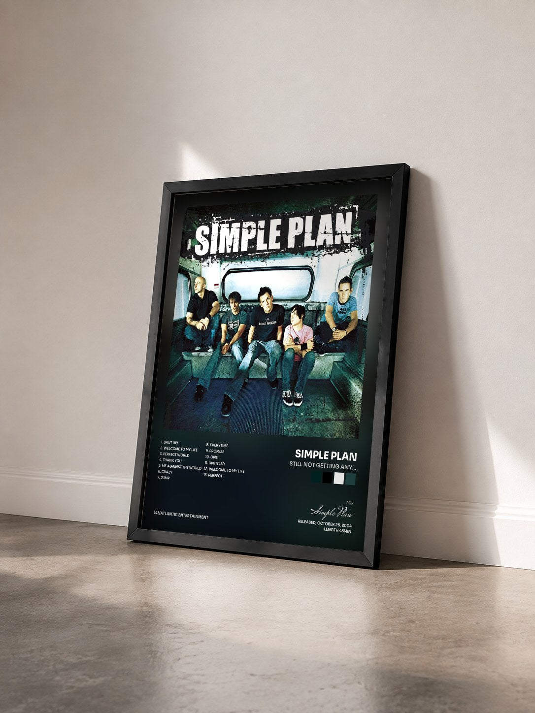 #noir Tableau de l'album Still Not Getting Any... de Simple Plan vu de trois quarts, cadre noir