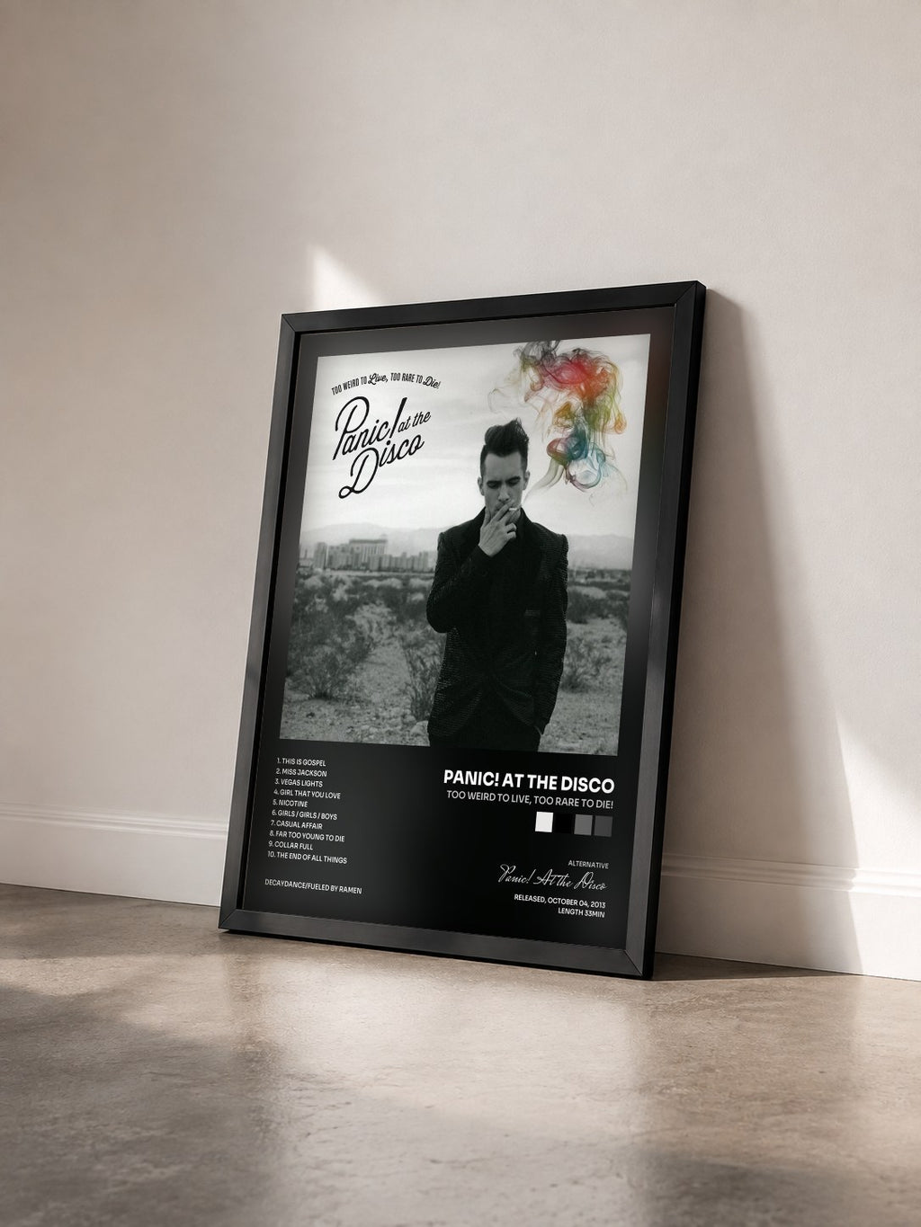 #noir Too Weird to Live, Too Rare to Die! von Panic! At the Disco als gerahmter Kunstdruck von schräg gesehen, schwarzer Rahmen