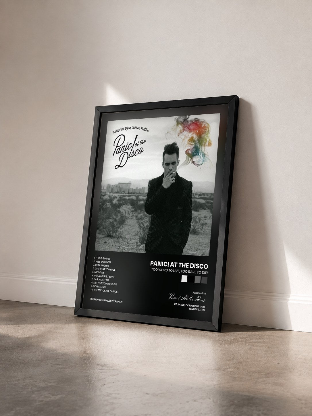 #noir Tableau de l'album Too Weird to Live, Too Rare to Die! de Panic! At the Disco vu de trois quarts, cadre noir