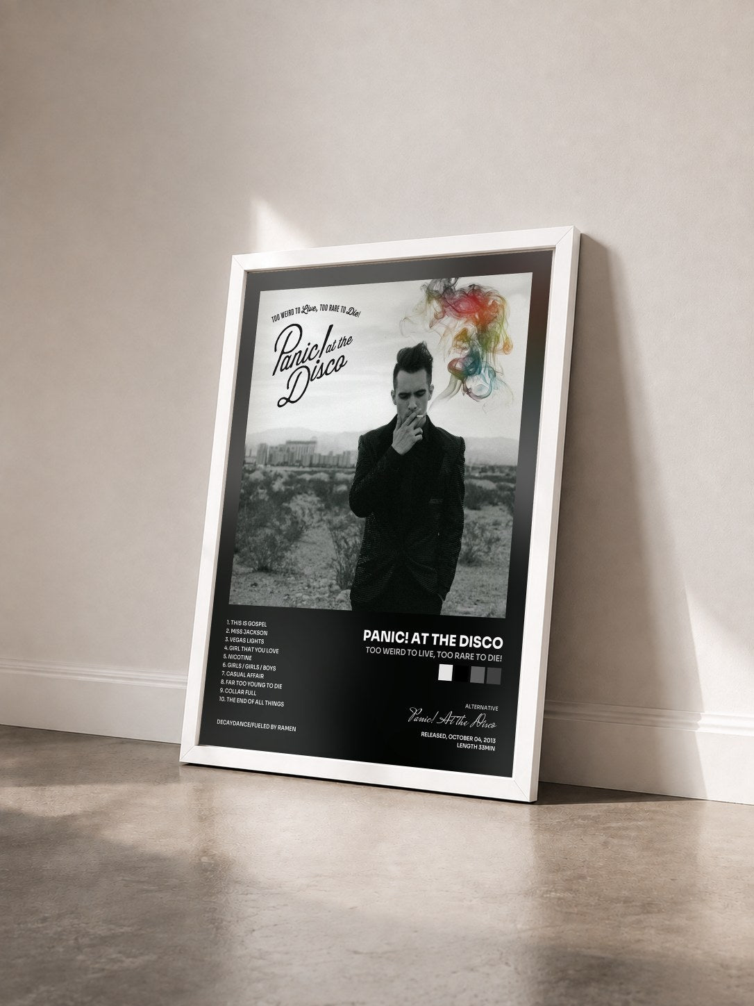 #blanc Tableau de l'album Too Weird to Live, Too Rare to Die! de Panic! At the Disco vu de trois quarts, cadre blanc