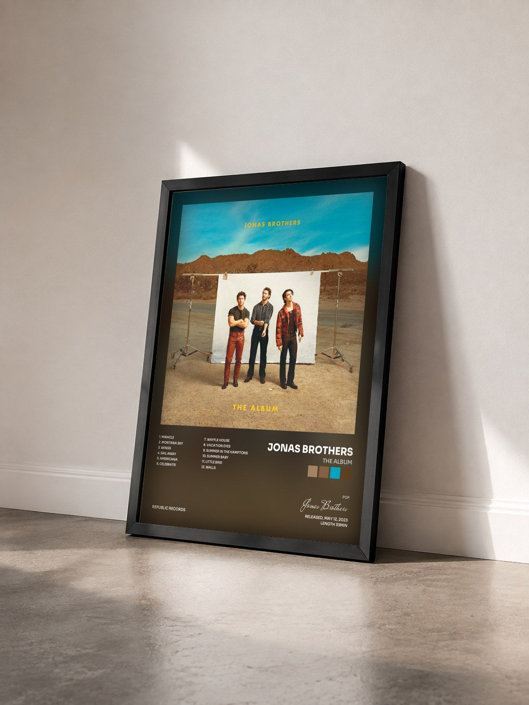 #noir The Album di Jonas Brothers in stampa incorniciata vista di tre quarti, cornice nera