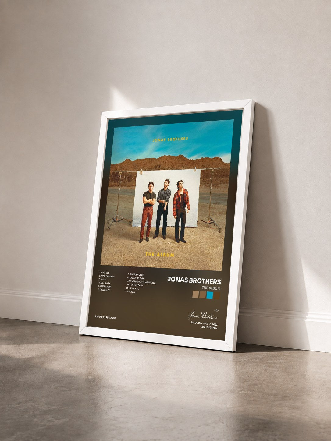 #blanc The Album di Jonas Brothers in stampa incorniciata vista di tre quarti, cornice bianca