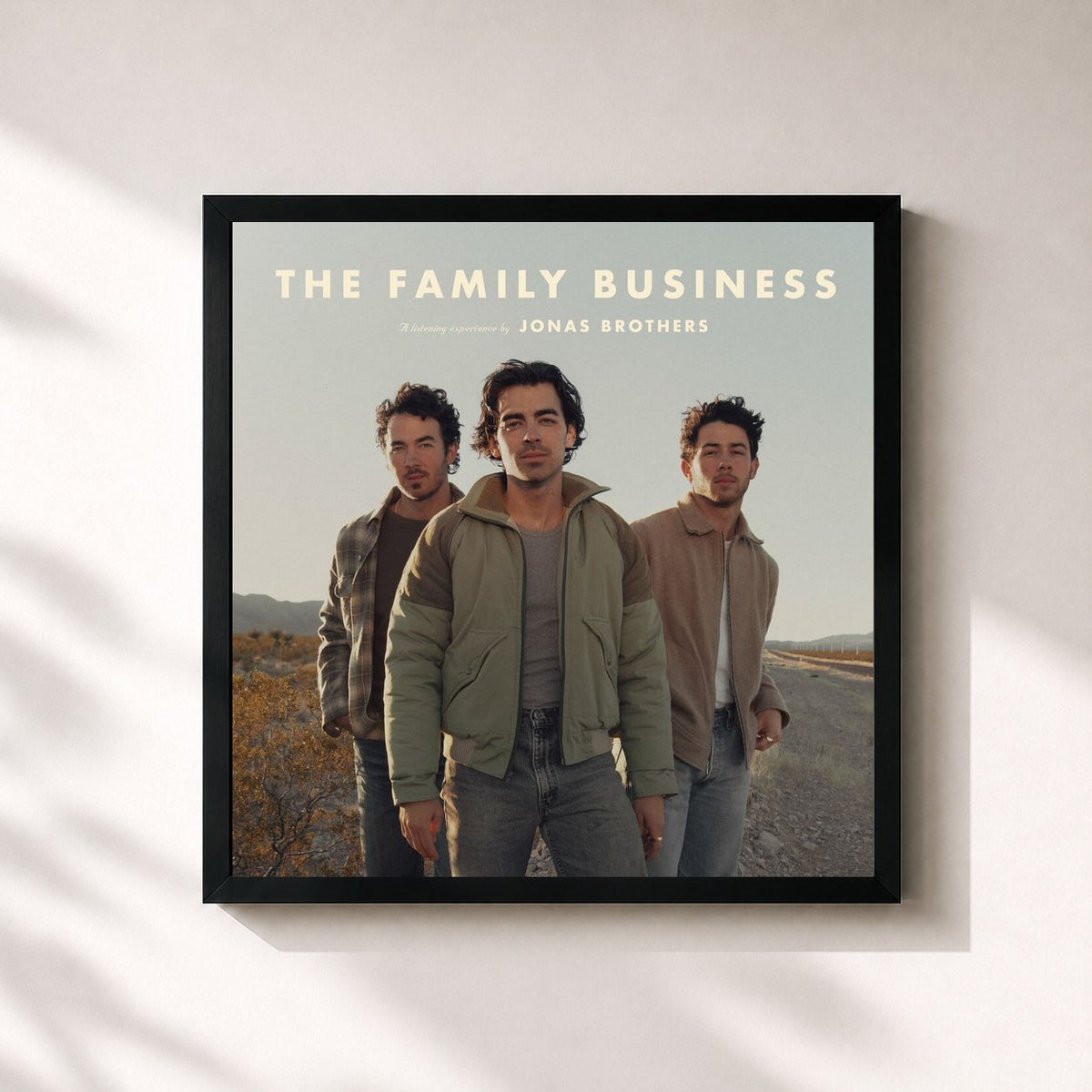 #noir The Family Business di Jonas Brothers in stampa quadrata incorniciata, cornice nera 32x32 cm