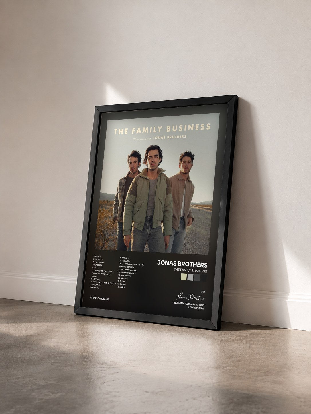 #noir The Family Business di Jonas Brothers in stampa incorniciata vista di tre quarti, cornice nera