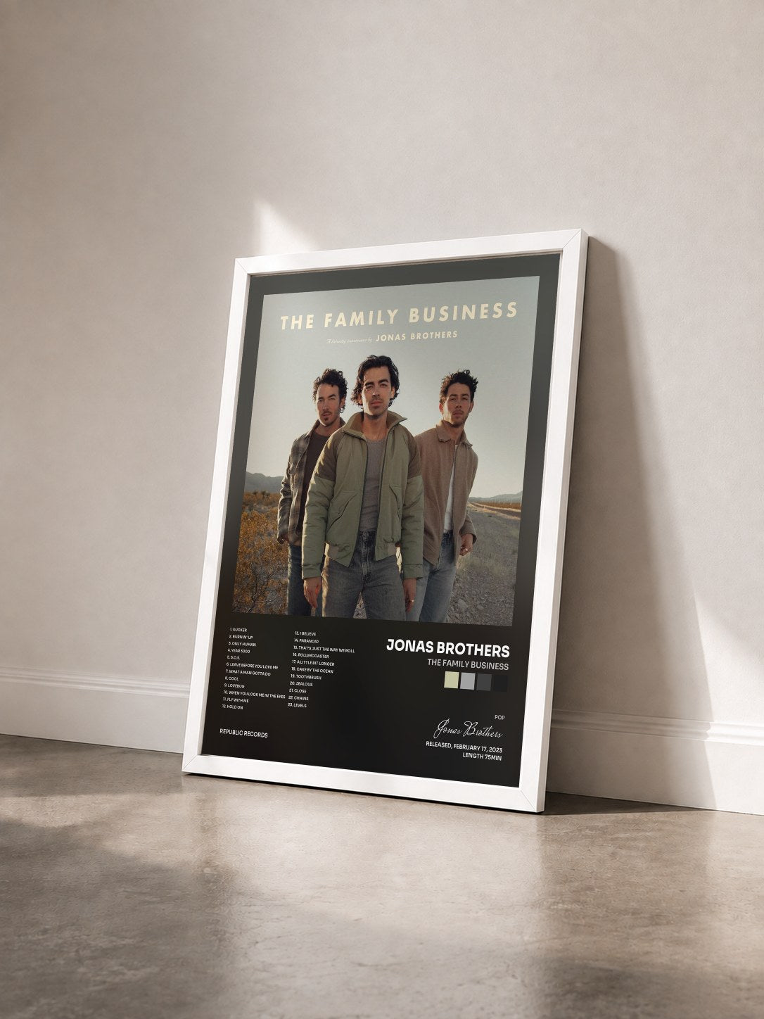 #blanc The Family Business di Jonas Brothers in stampa incorniciata vista di tre quarti, cornice bianca