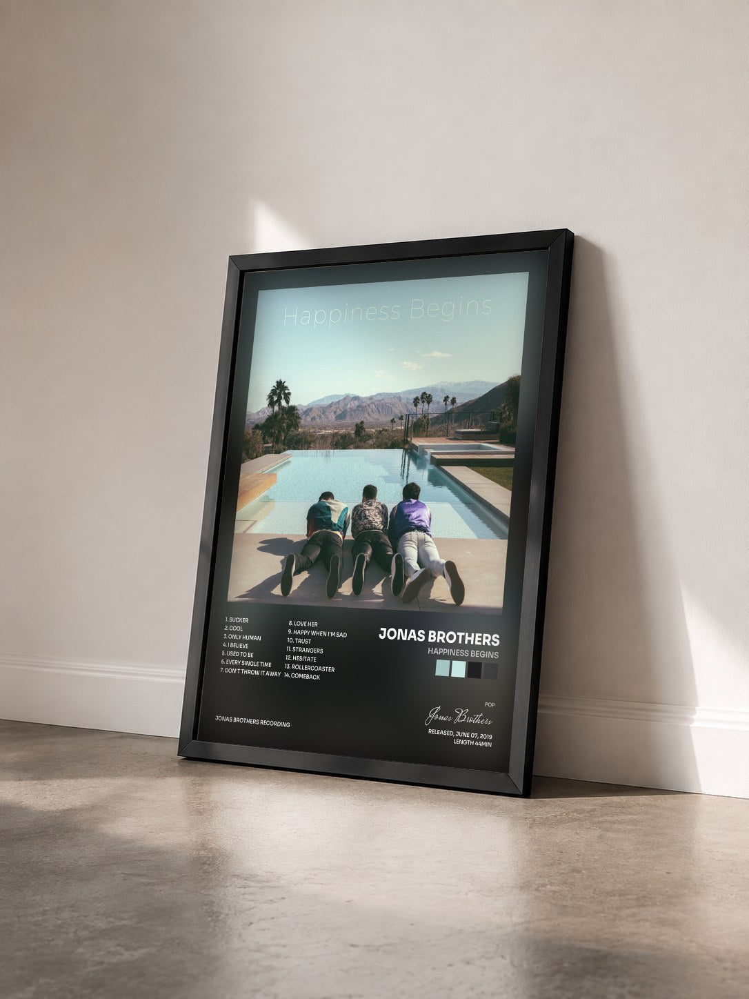 #noir Happiness Begins di Jonas Brothers in stampa incorniciata vista di tre quarti, cornice nera