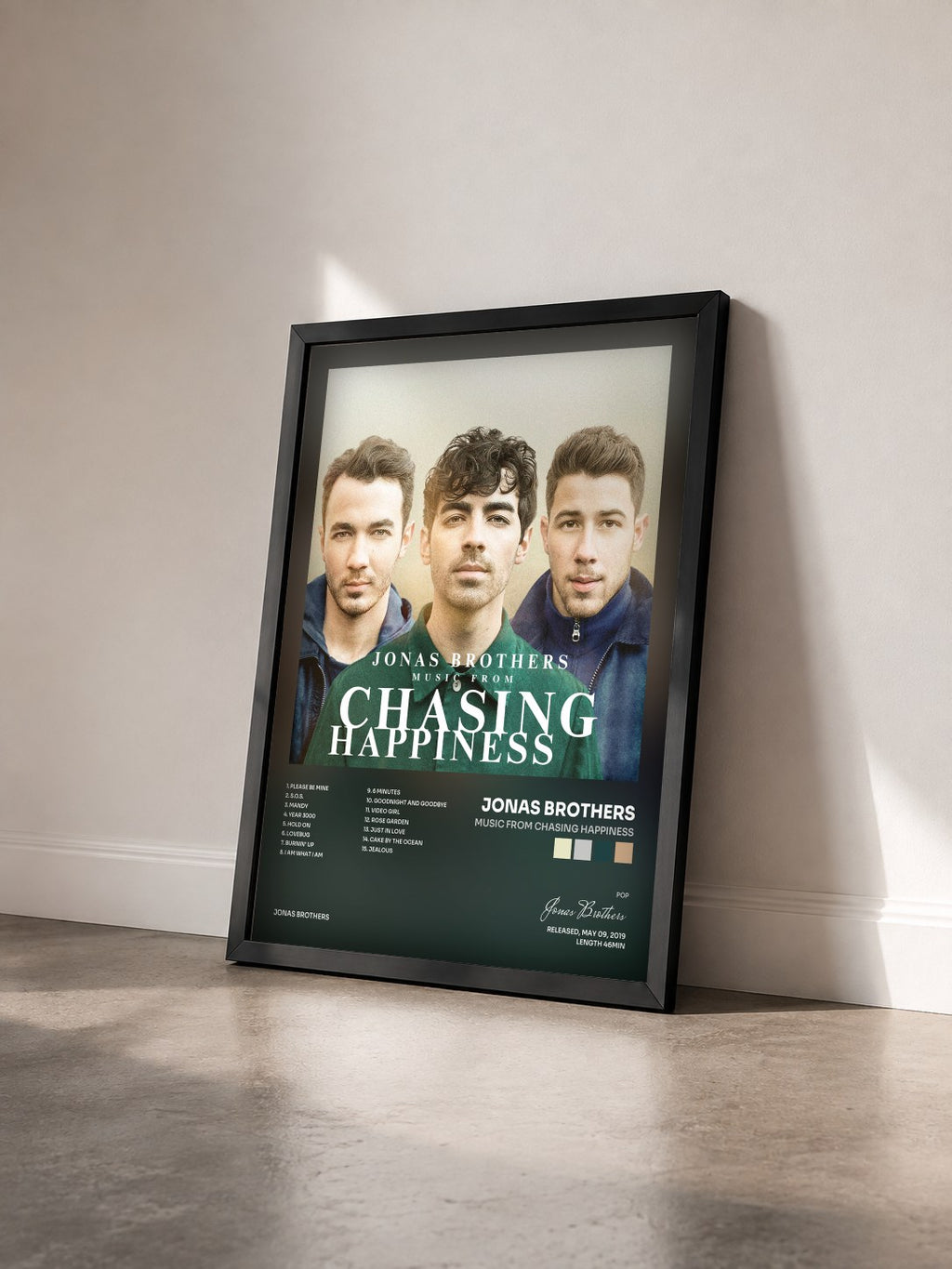#noir Music From Chasing Happiness von Jonas Brothers als gerahmter Kunstdruck von schräg gesehen, schwarzer Rahmen