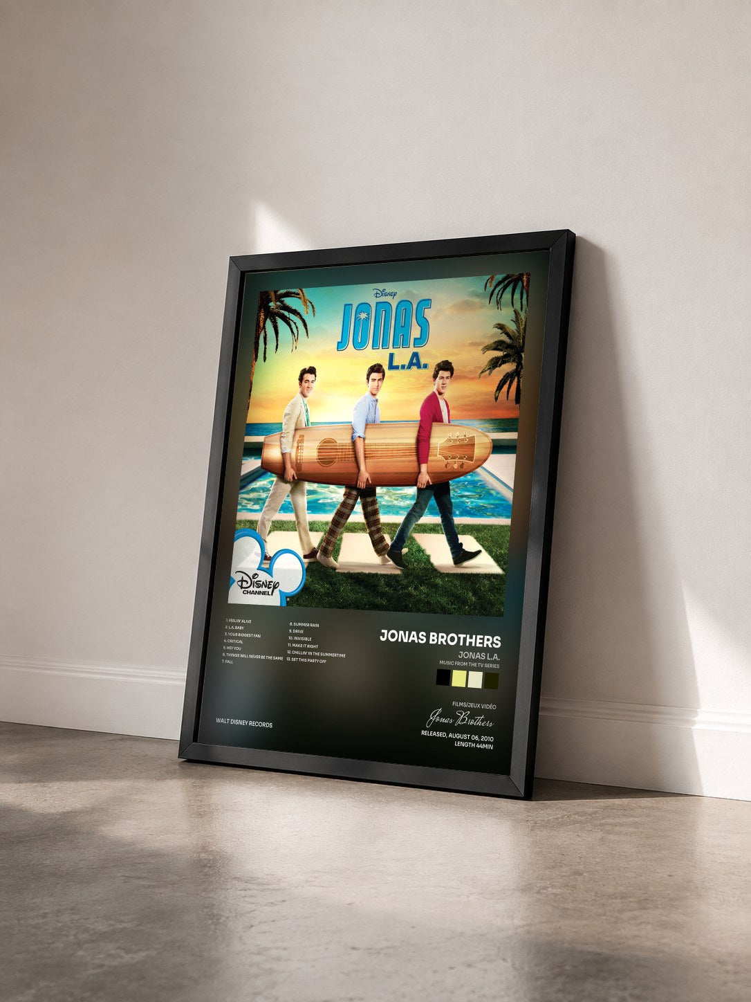 #noir JONAS L.A. (Music from the TV Series) di Jonas Brothers in stampa incorniciata vista di tre quarti, cornice nera