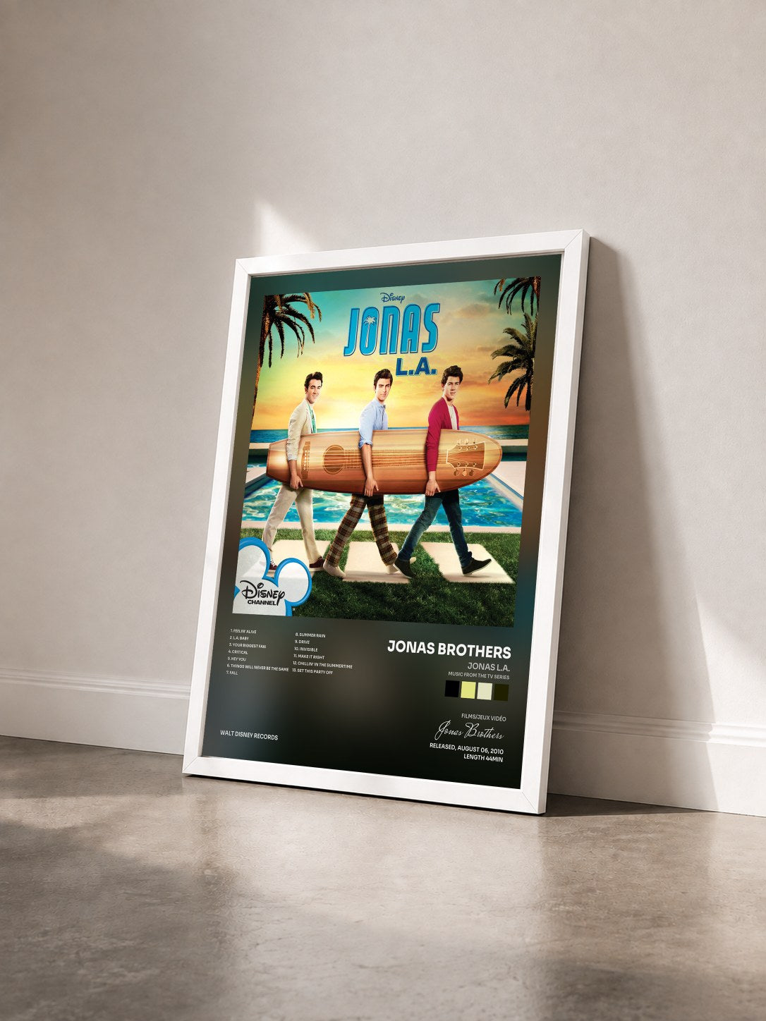 #blanc JONAS L.A. (Music from the TV Series) di Jonas Brothers in stampa incorniciata vista di tre quarti, cornice bianca
