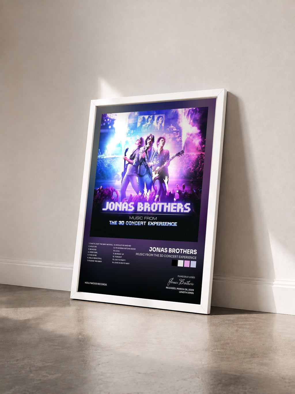 #blanc Music from the 3D Concert Experience von Jonas Brothers als gerahmter Kunstdruck von schräg gesehen, weißer Rahmen