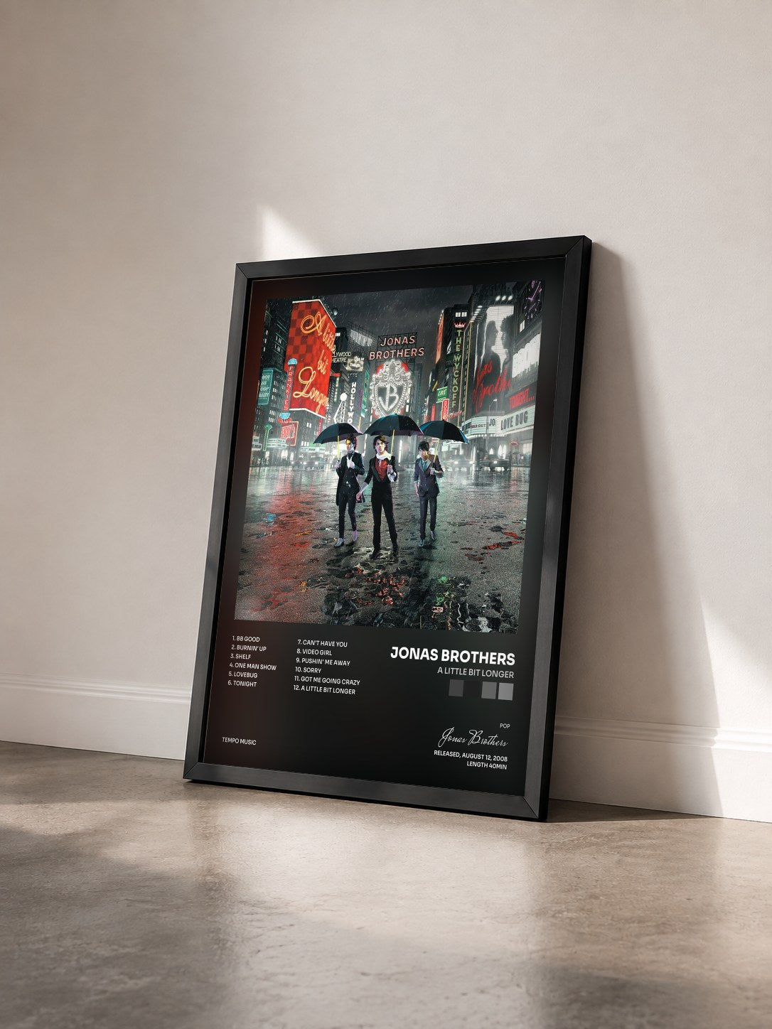 #noir A Little Bit Longer di Jonas Brothers in stampa incorniciata vista di tre quarti, cornice nera