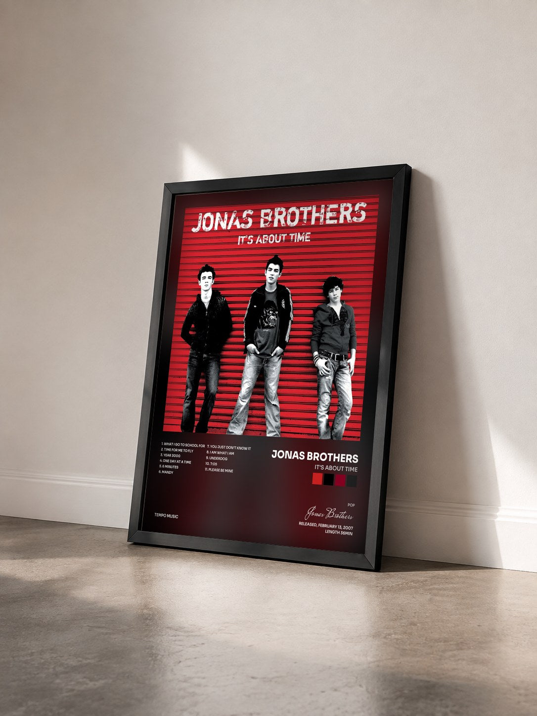#noir It's About Time di Jonas Brothers in stampa incorniciata vista di tre quarti, cornice nera