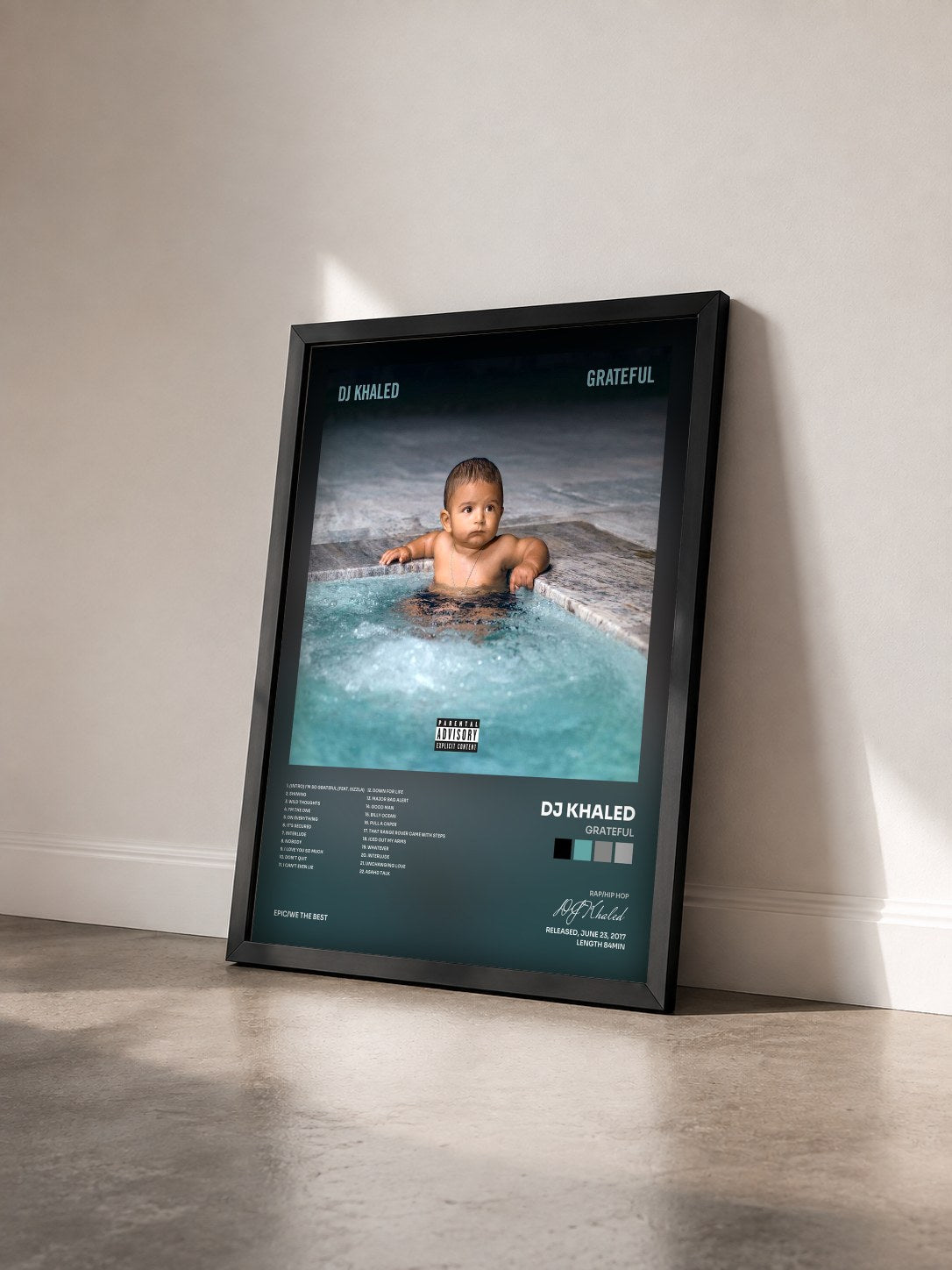#noir Tableau de l'album Grateful de DJ Khaled vu de trois quarts, cadre noir