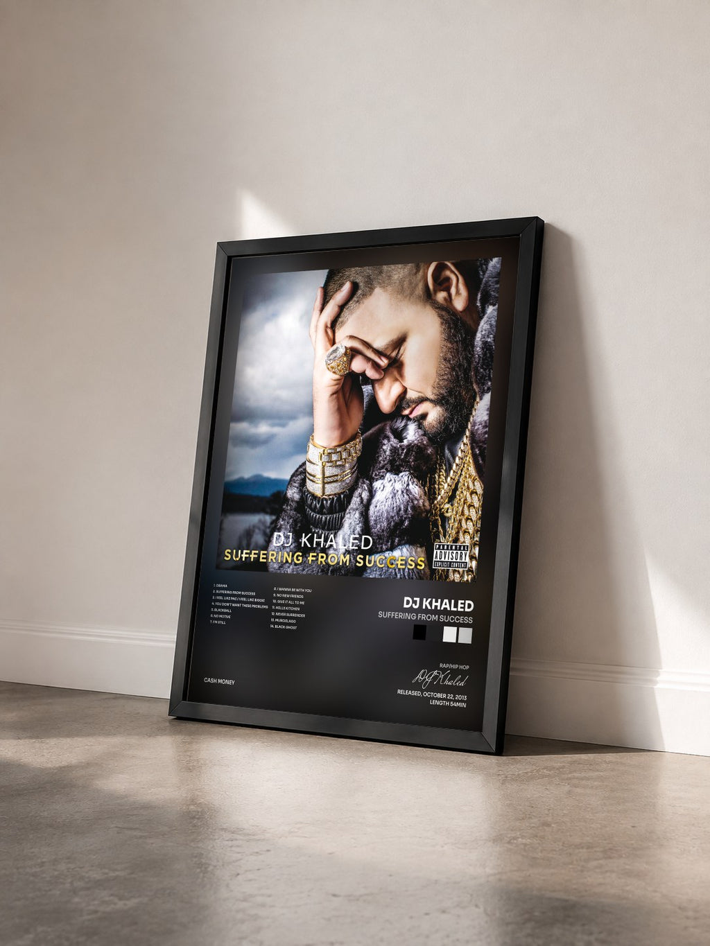 #noir Suffering From Success di DJ Khaled in stampa incorniciata vista di tre quarti, cornice nera