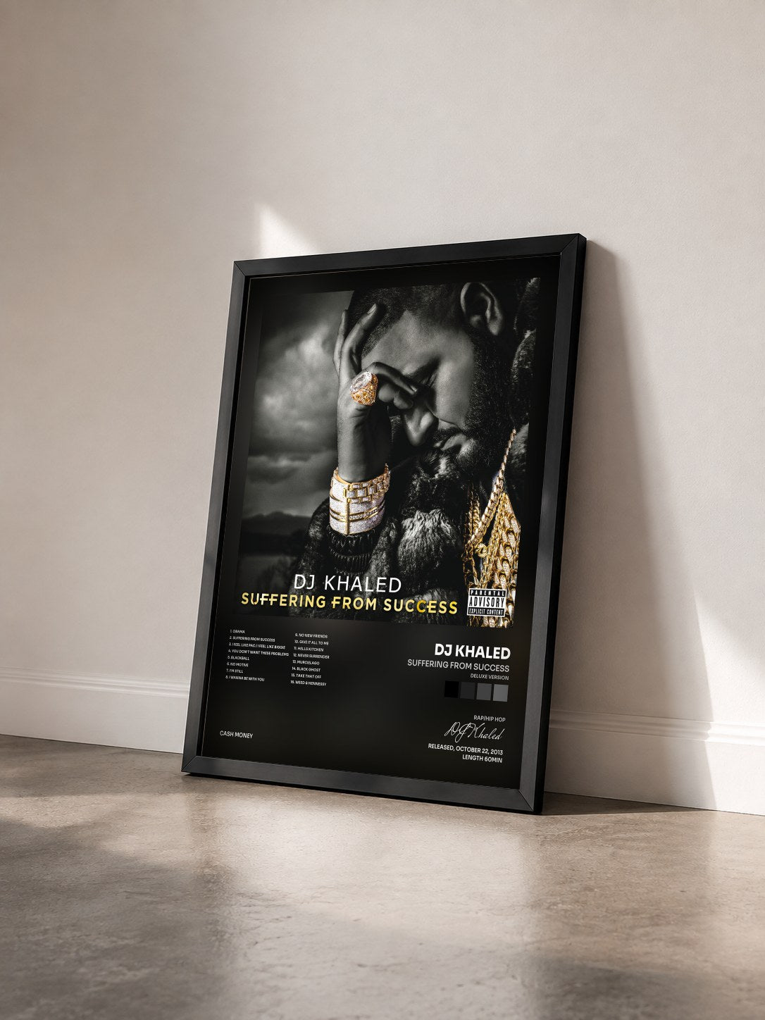 #noir Tableau de l'album Suffering From Success (Deluxe Version) de DJ Khaled vu de trois quarts, cadre noir