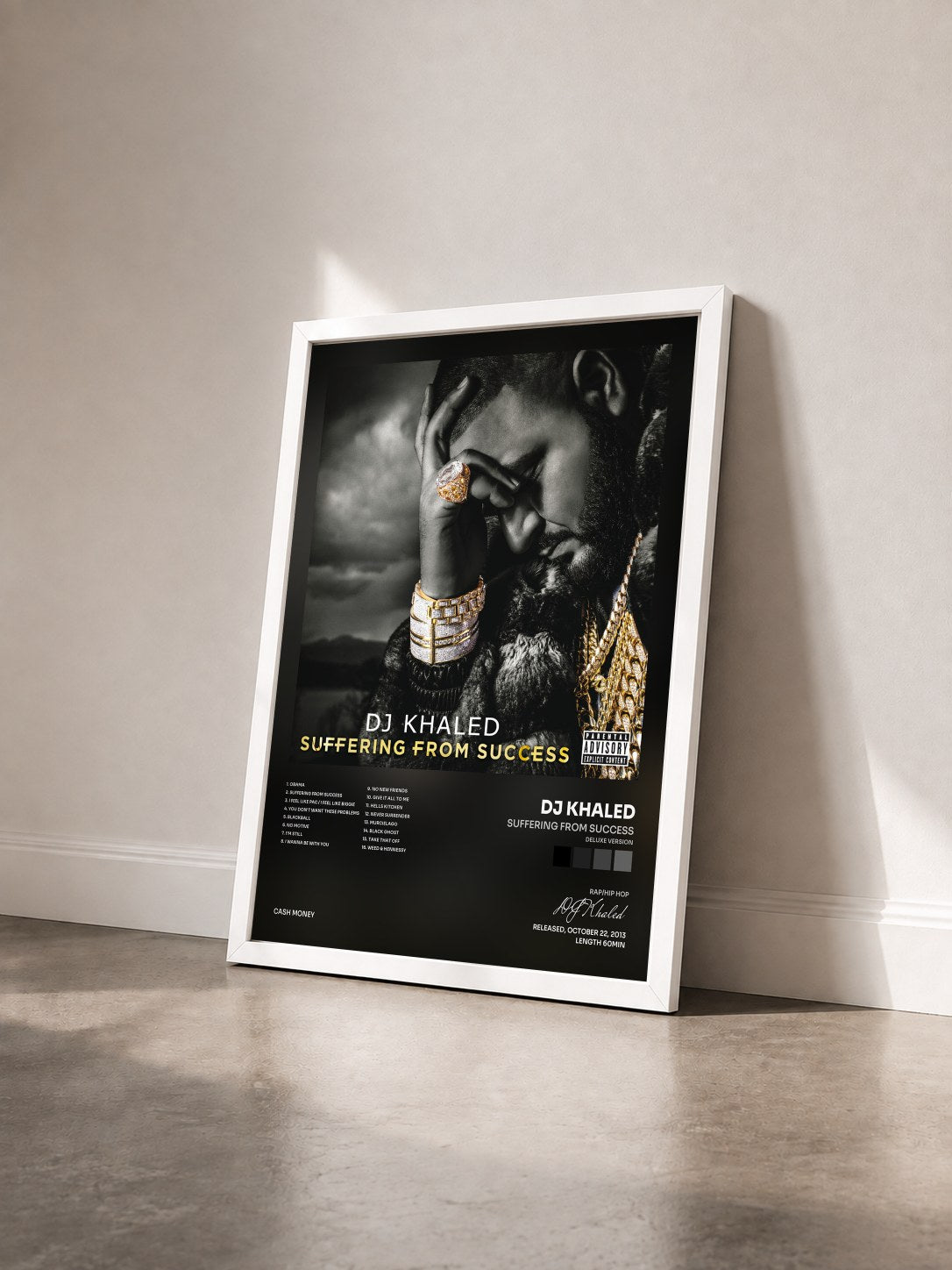 #blanc Tableau de l'album Suffering From Success (Deluxe Version) de DJ Khaled vu de trois quarts, cadre blanc