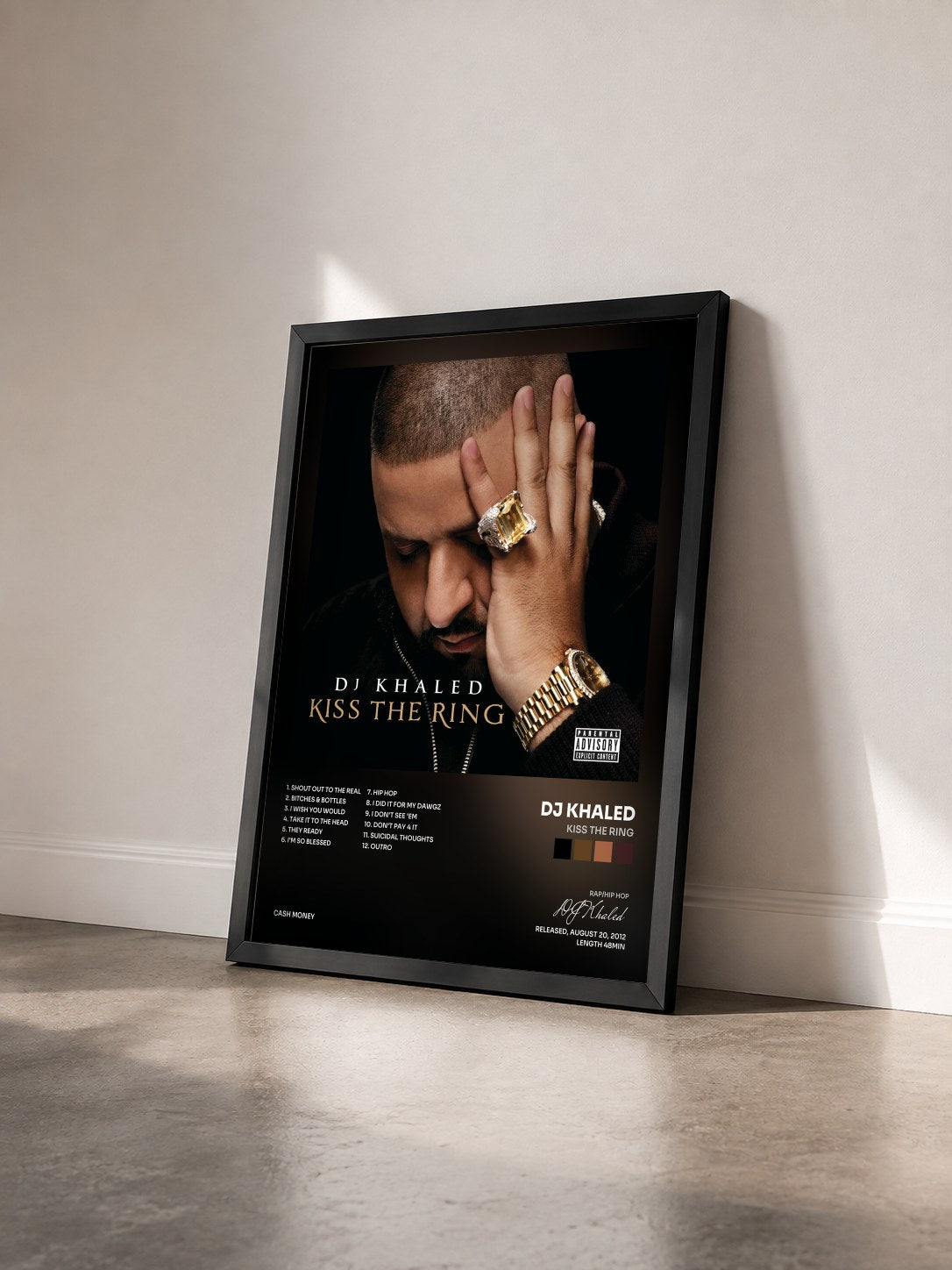 #noir Tableau de l'album Kiss The Ring de DJ Khaled vu de trois quarts, cadre noir
