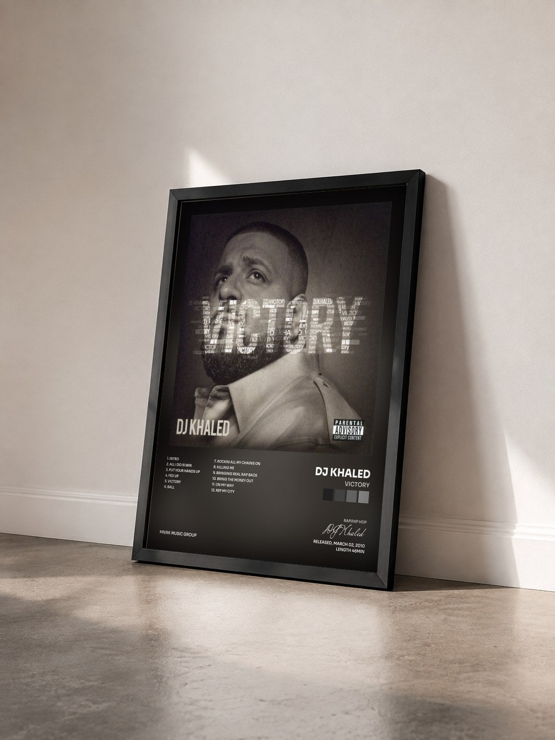 #noir Tableau de l'album Victory de DJ Khaled vu de trois quarts, cadre noir