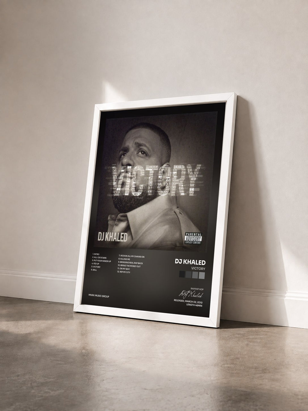#blanc Victory von DJ Khaled als gerahmter Kunstdruck von schräg gesehen, weißer Rahmen